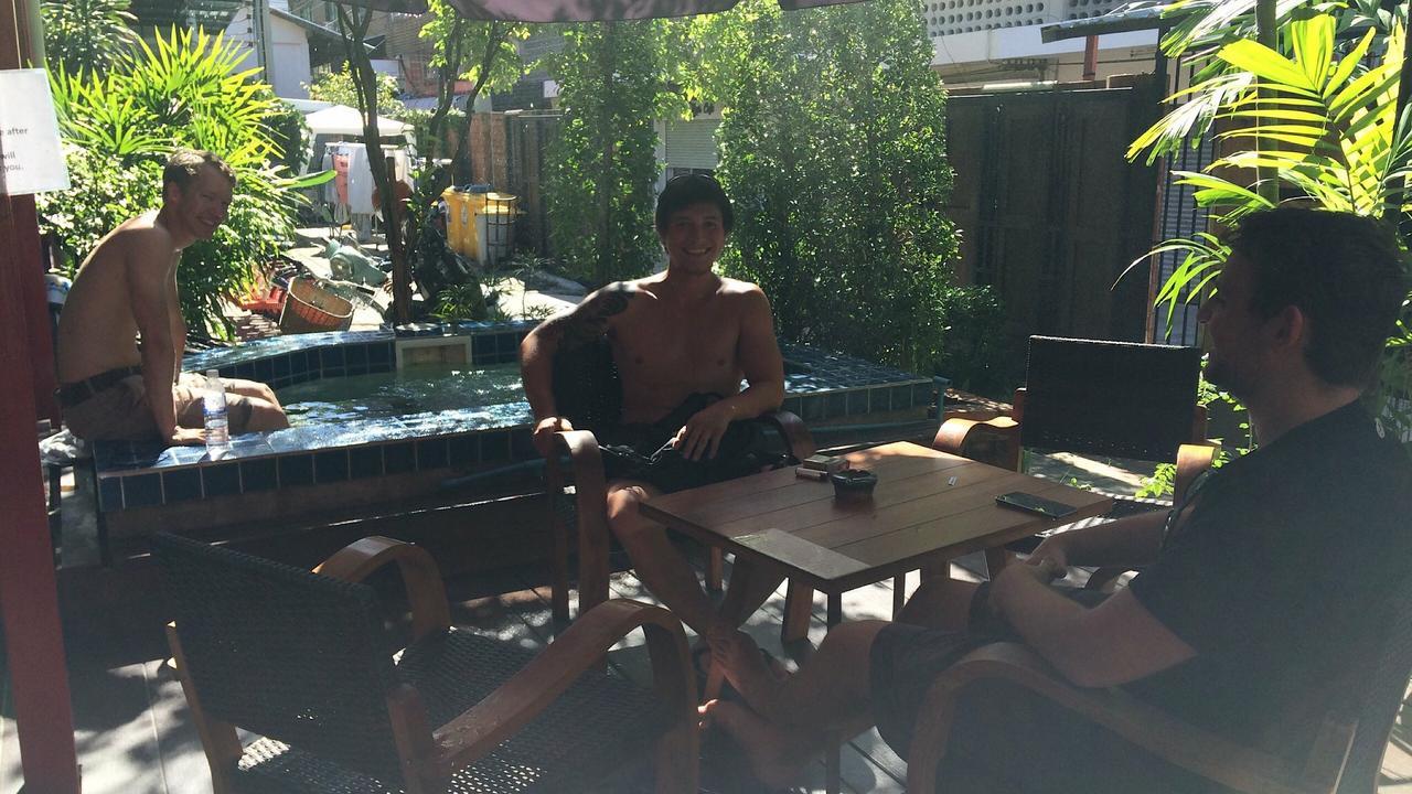 At Box Hostel Chiang Mai Extérieur photo